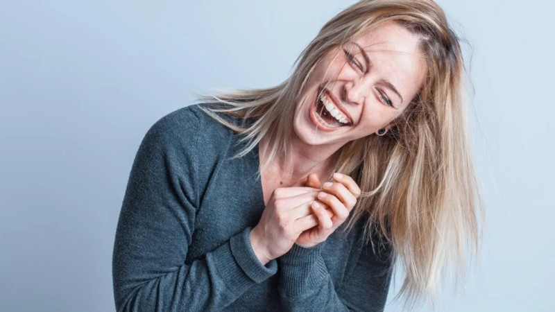 La capacidad de encontrar aspectos positivos o situaciones humorísticas en la vida cotidiana se asocia con un mayor bienestar emocional.