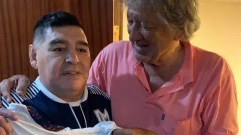 El encuentro de Maradona y el Trinche en un hotel de Rosario en febrero de 2020: ese año murieron los dos, meses después.&nbsp;