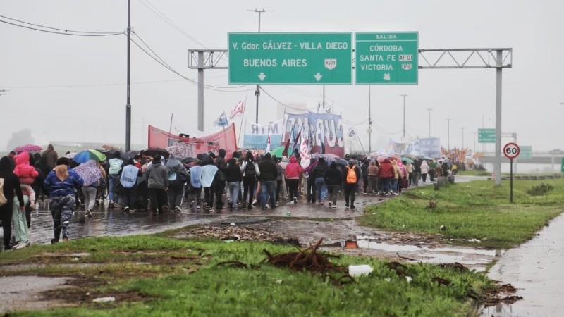 Los manifestantes cortaron ambas manos de la Autopista.