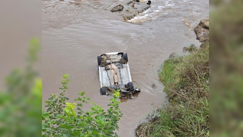  Agustín habría sufrido un accidente y así quedó el auto sobre el arroyo Saladillo. 