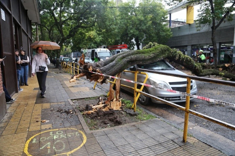 &nbsp;El tránsito está cortado en la zona de Entre Ríos entre Viamonte y La Paz. Foto: Alan Monzón (Rosario3).