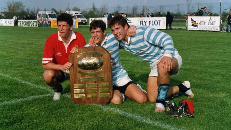 Manuel y Felipe Contepomi, junto a Agustín Canalda, los tres de Newman con el trofeo de campeones del Mundo 1996.