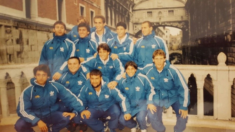 El plantel de Los Pumitas festejando el título obtenido en el Mundial de Italia 1996.&nbsp;