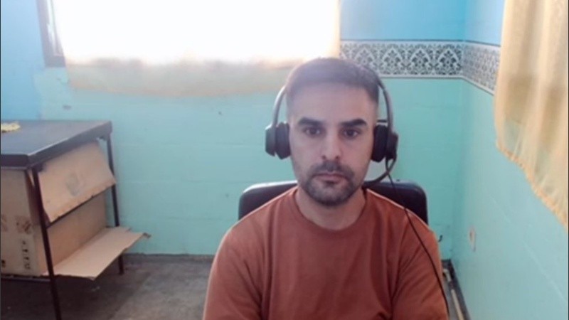El femicida Javier Cerfoglio, desde el penal de Batán, en la primera audiencia del juicio en su contra por asesinar a su pareja Magalí Vera, en Necochea.