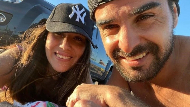 La pareja en la playa de Necochea.&nbsp;