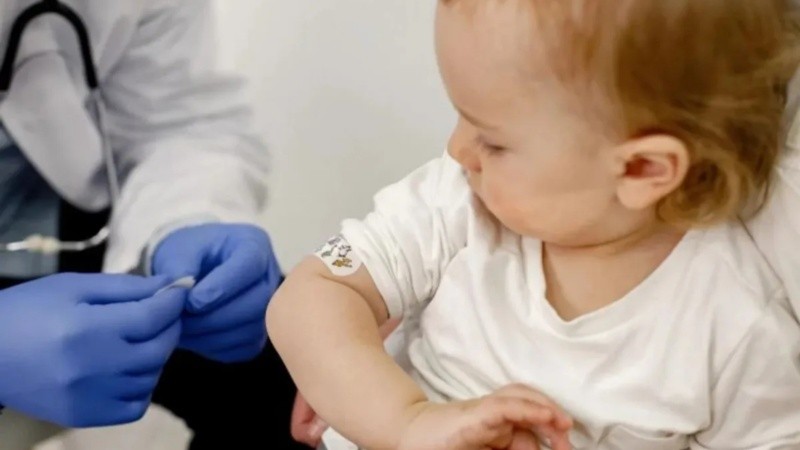 Los especialistas remarcan que sostener las coberturas de vacunación es la principal herramienta para prevenirla.
