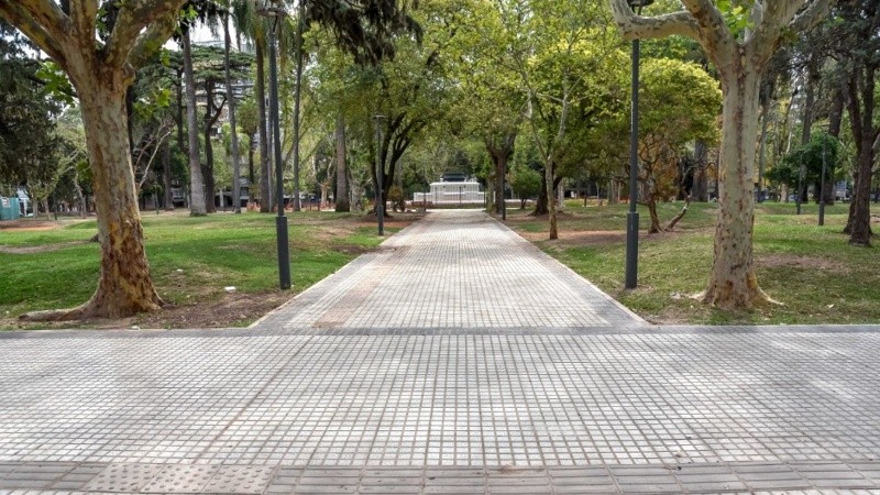 Una postal de la Plaza López.