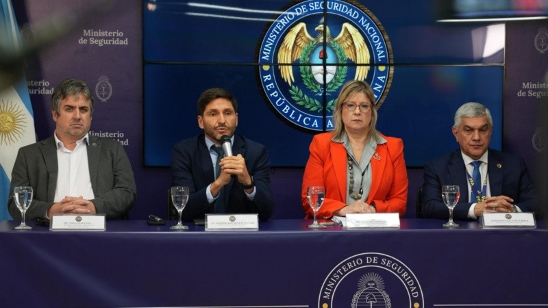 El ministro de Seguridad provincial, Pablo Coccocioni, el gobernador Pullaro, la ministra Monteoliva y el comisario Díaz en la conferencia de prensa en Buenos Aires. El ministro de Seguridad provincial, Pablo Coccocioni, el gobernador Pullaro, la ministra Monteoliva y el comisario Díaz en la conferencia de prensa en Buenos Aires.