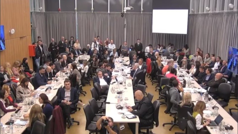 El trabajo en comisión, durante el día de ayer por el tratamiento de la Ley de Glaciares.