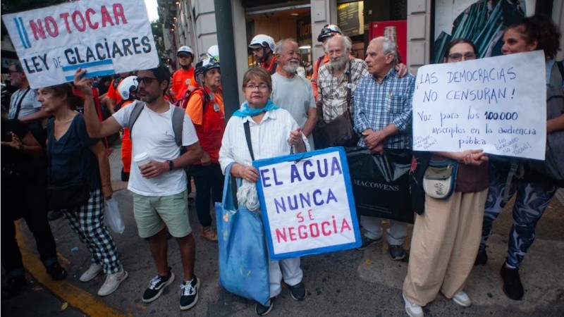Protestas generadas por el tratamiento de reforma de la Ley de Glaciares.