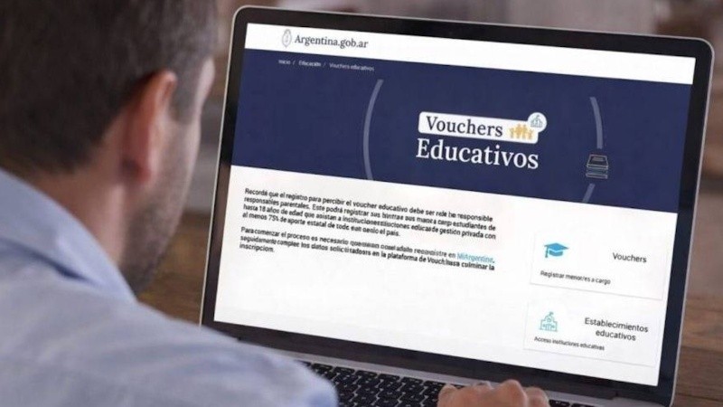 La asistencia consiste en un aporte económico destinado a aliviar el costo de las cuotas escolares.