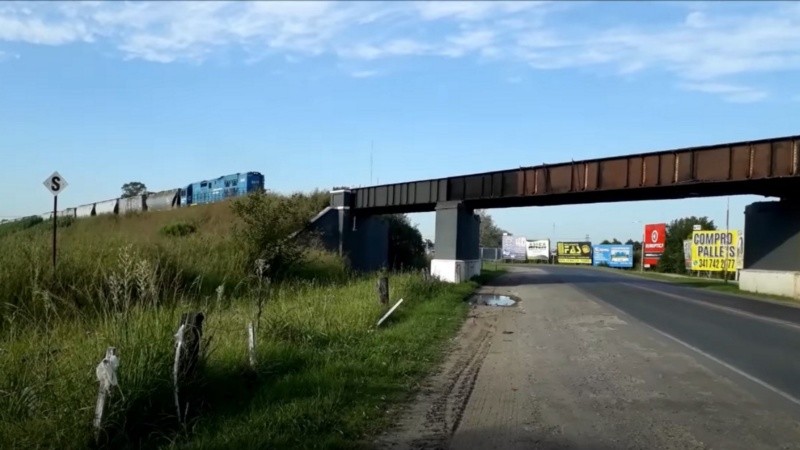 Un carguero pasando sobre el puente La Virginia en abril de 2026.