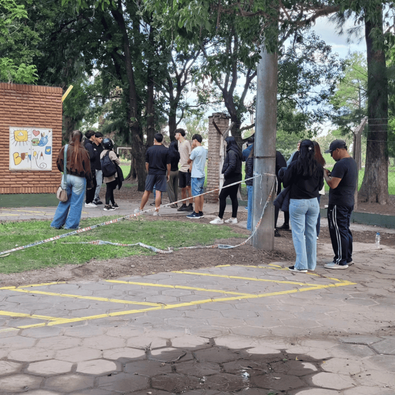 Alumnos acompañados por familiares comenzaron a retirar pertenencias. Foto Canal 4 San Cristóbal.&nbsp;