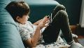 Infancia sobreestimulada: el costo invisible del exceso de pantallas