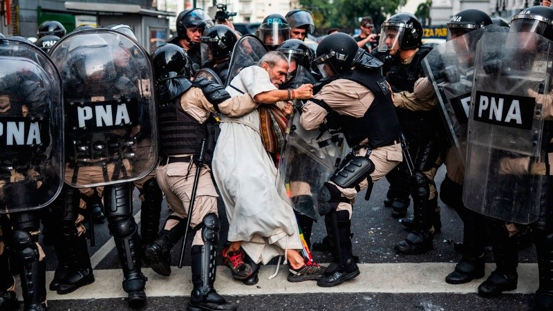 &nbsp;Foto de Tadeo Bourbon premiada durante las protestas de jubilados frente al Congreso.