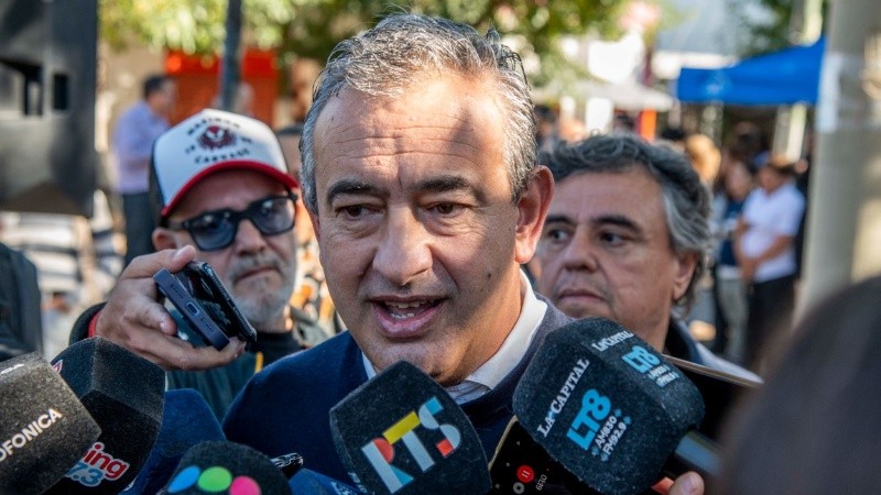 Javkin volvió a chicanear a Monteverde por la inversión en salud