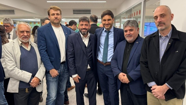 El Gobernador Pullaro inaugurando el Espacio Productivo de Santa Fe junto a los mayoristas