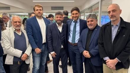 El Gobernador Pullaro inaugurando el Espacio Productivo de Santa Fe junto a los mayoristas