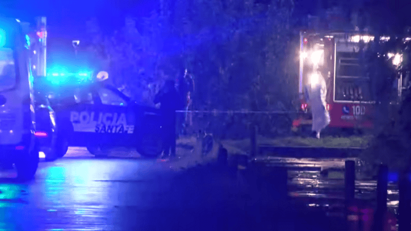 La morguera y la policía en plena labor, el pasado lunes.