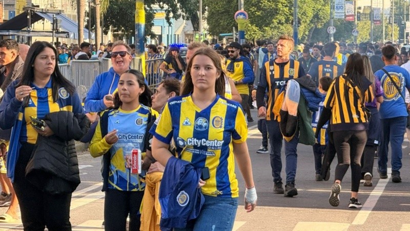 Los hinchas llegan con la ilusión en la espalda (Rosario3).