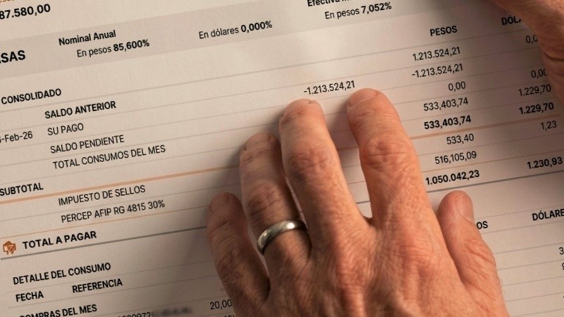 Miles de familias sobreendeudadas esperan algún salvavidas desde el Estado. (IA/Rosario3)