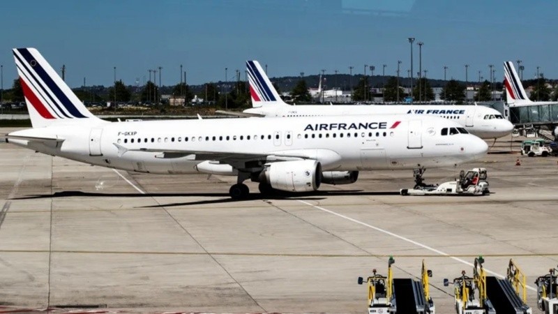 Aviones de la aerolínea Air France en una de las terminales en el Aeropuerto Charles de Gaulle en París, Francia.
