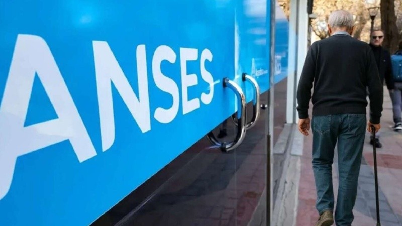 El Gobierno modificó el esquema de pago del bono para jubilados, que se reducirá de manera progresiva.