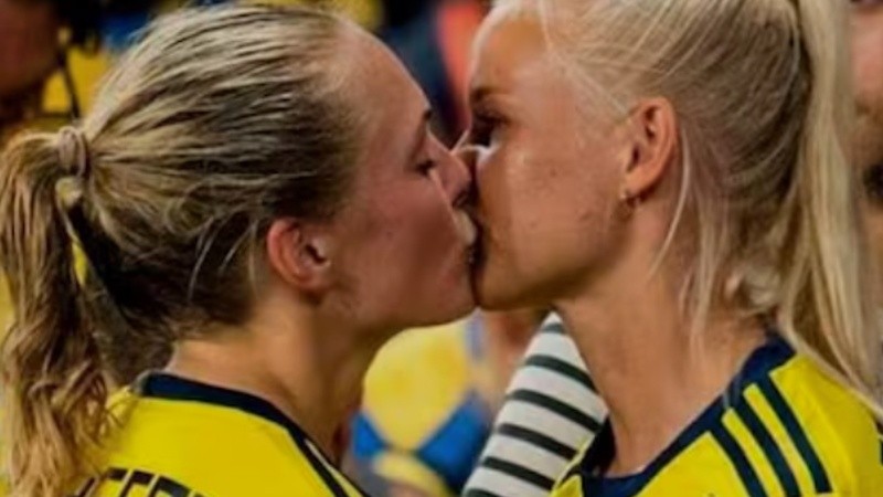 El beso entre las futbolistas profesionales Magdalena Eriksson y Pernille Harder, tras un partido del Mundial Femenino de Francia 2019.