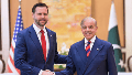 Vance junto al primer ministro pakistaní, Shehbaz Sharif
