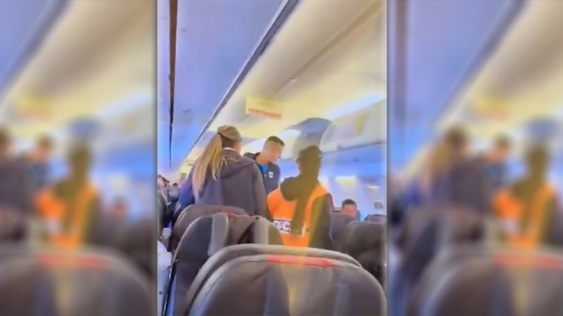 El club analiza si le rescinde el contrato al jugador.