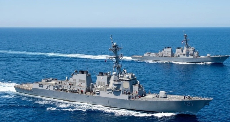 &nbsp;Los destructores USS Frank E. Peterson y USS Michael Murphy transitaron por el estrecho de Ormuz para iniciar una misión de desminado.
