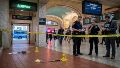 La policía de Nueva York mató a un hombre que apuñaló a tres personas en una estación de metro.