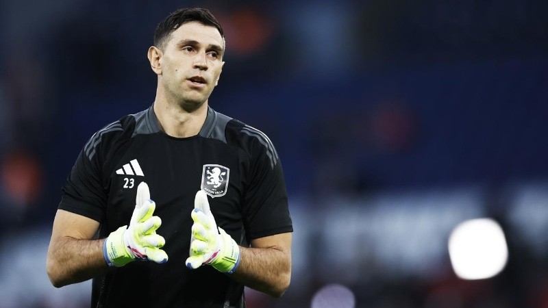 Emiliano Dibu Martínez se retiró con una molestia.