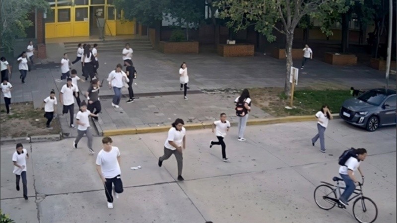 Los alumnos salieron corriendo para resguardarse de los disparos.