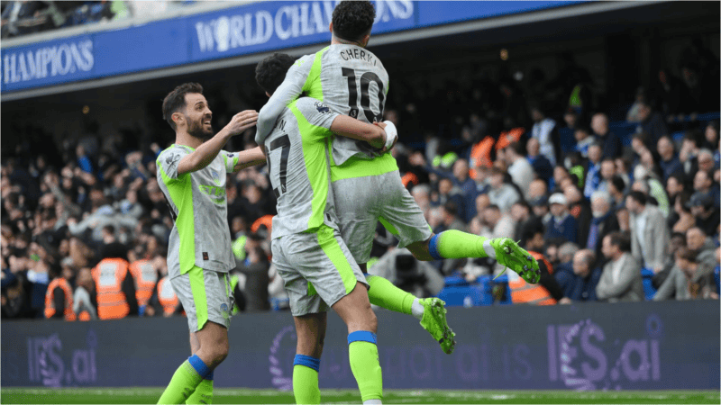 El City goleó y todavía sueña con la Premier.