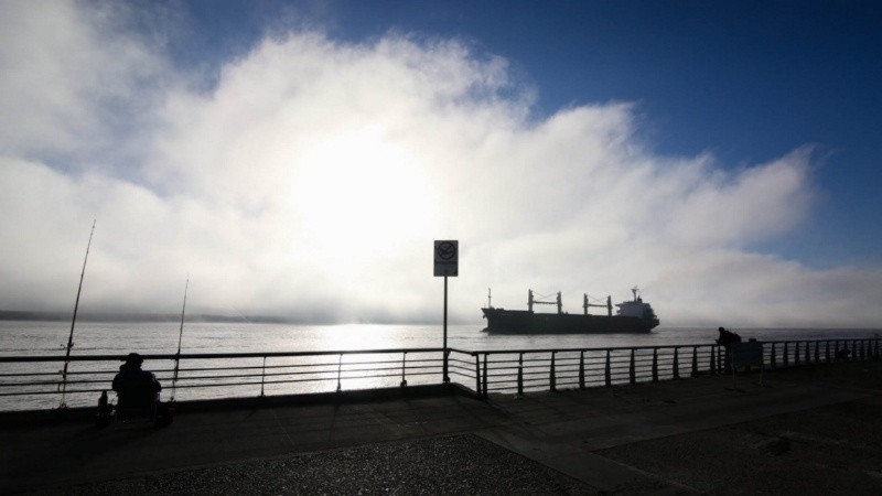 Una postal de niebla sobre el Paraná (Foto de archivo).