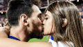 Un beso entre Leo y Antonela luego de un partido.
