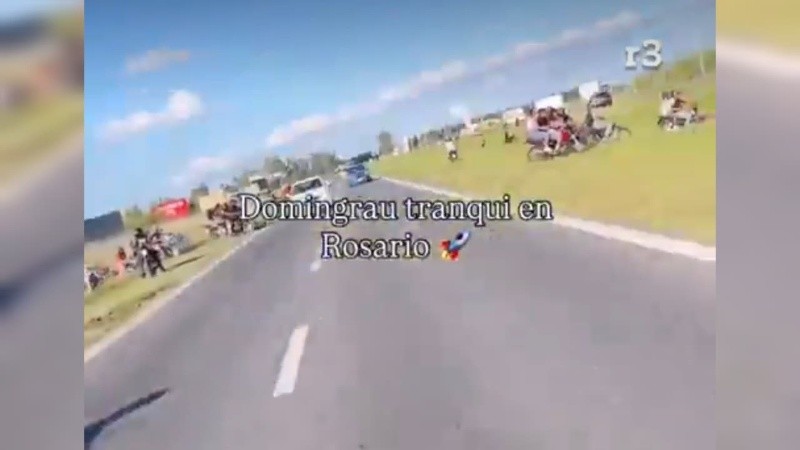 Las motos cruzaron la autopista para escapar de la Policía.