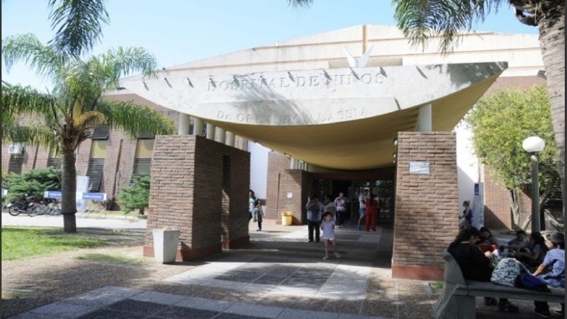 El chico está acompañado por una tía paterna.