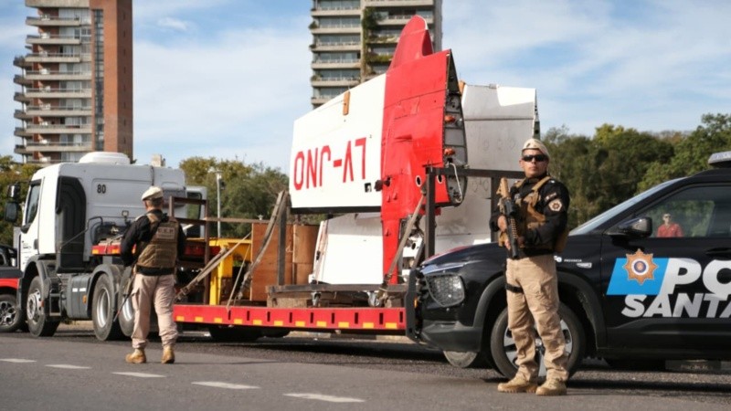 Parte del avión exhibido este lunes en el parque Alem. (Foto: Alan Monzón / Rosario3)&nbsp;