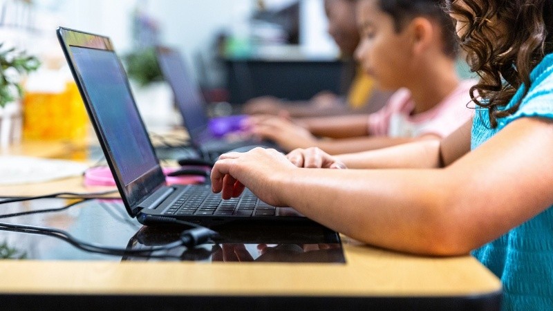 Ocho de cada 10 personas considera que el uso de IA puede debilitar las habilidades cognitivas de estudiantes.