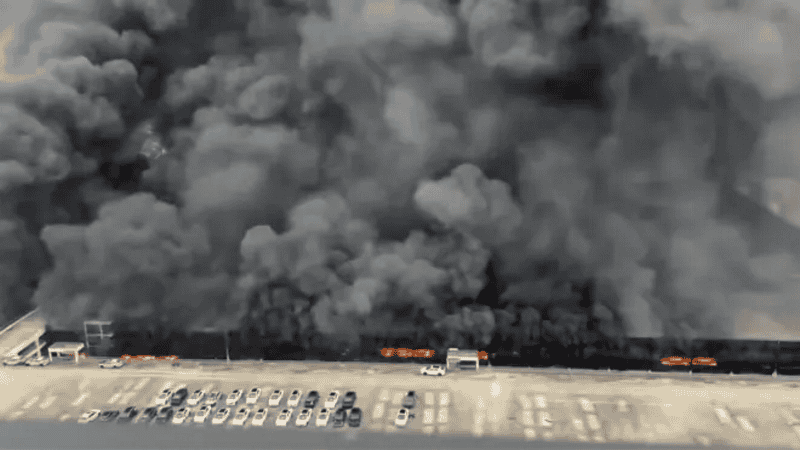 Por la magnitud, el incendio generó una enorme columna de humo.