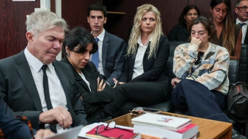 Fernando Burlando junto a Dalma y Ginaninna Maradona este martes en el comienzo del nuevo juicio.