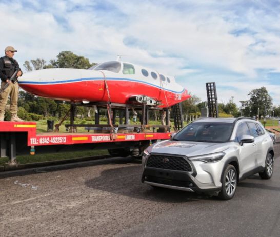 Parte del avión exhibido este lunes en el parque Alem.