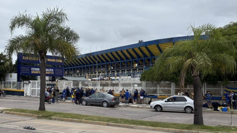 El Gigante empieza a juntar hinchas, desde donde saldrán en micros.