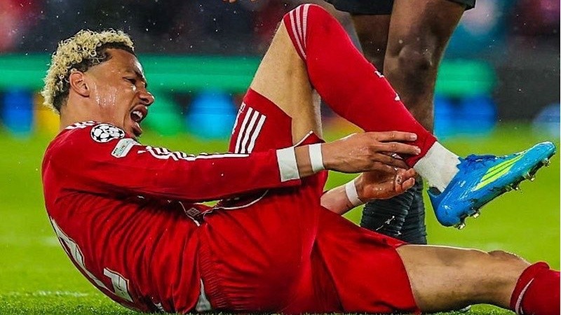 Ekitike fue retirado en camilla luego de una extensa revisión por los médicos. Lo reemplazó Mohamed Salah (EFE).