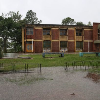 Así amaneció la Mariano Moreno esta mañana, cuando iban a comenzar a volver los alumnos a las aulas.