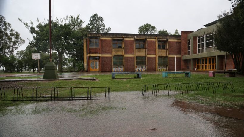Así amaneció la Mariano Moreno esta mañana, cuando iban a comenzar a volver los alumnos a las aulas.
