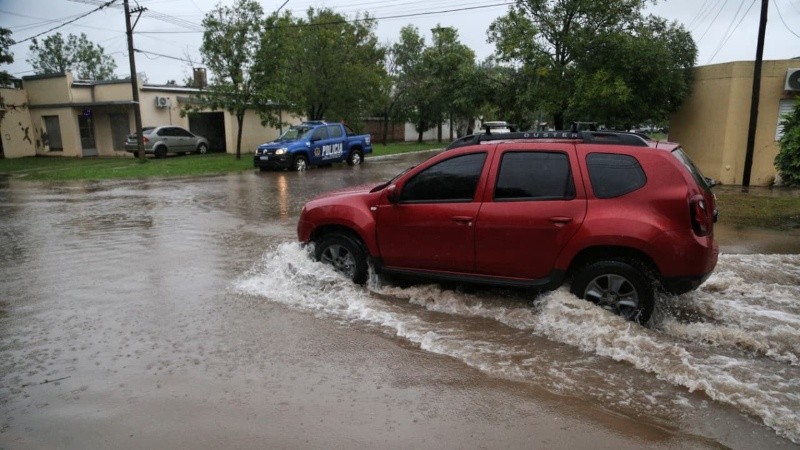 &nbsp;Calles anegadas en San Cristóbal este miércoles en el día que iban a volver los chicos a la escuela. (Foto: Alan Monzón / Rosario3)