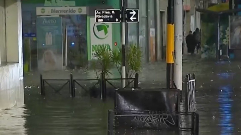 Calles anegadas en la Ciudad de Buenos Aires y el Amba.